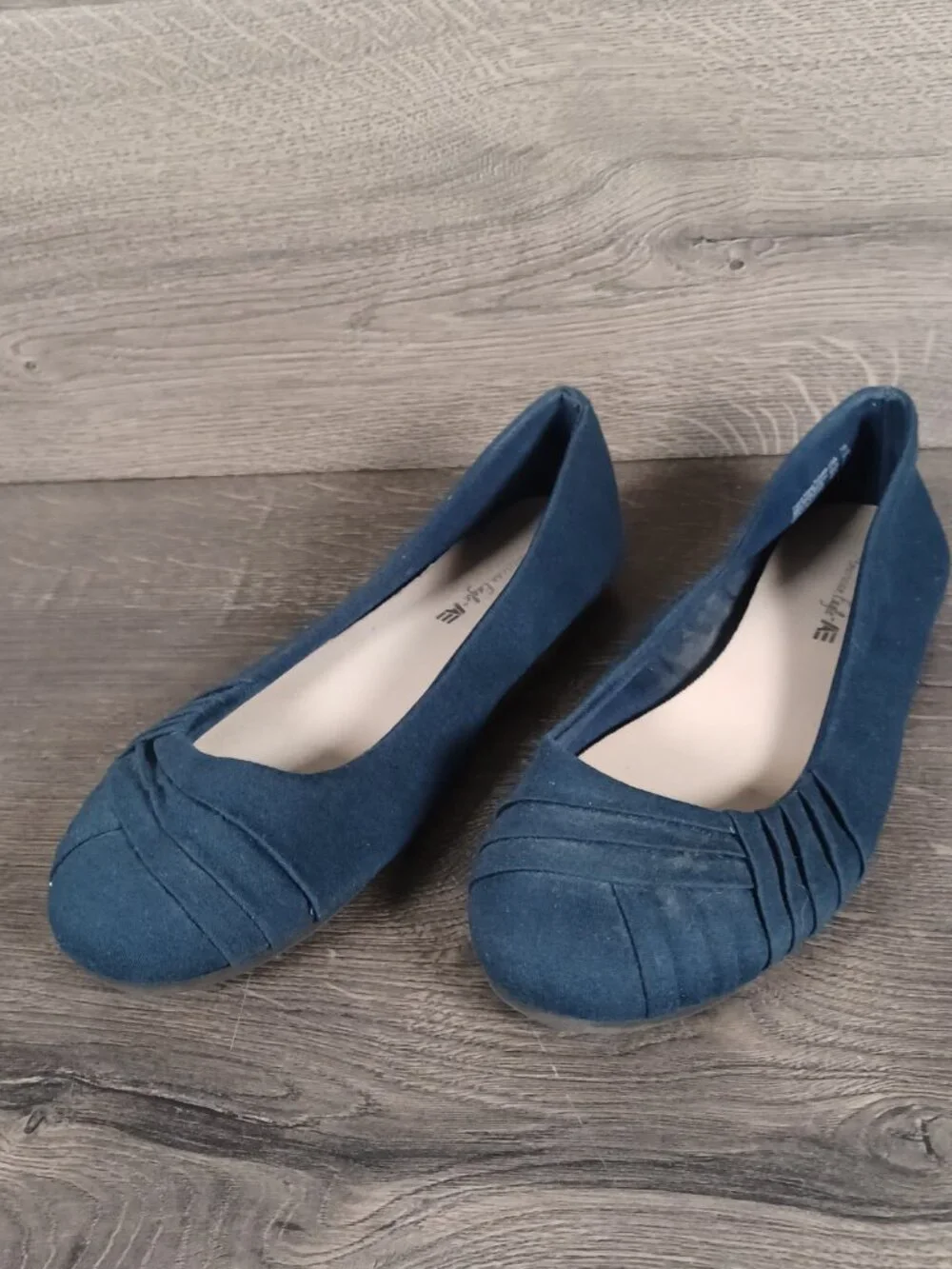 American Eagle Women's Size 7W Navy Blue Round Toe Pleated Ballet Flats